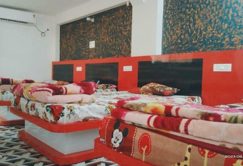 펜션 Varsha Home Stay