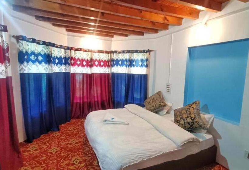 Hotel Kolahoi Heights Guest House