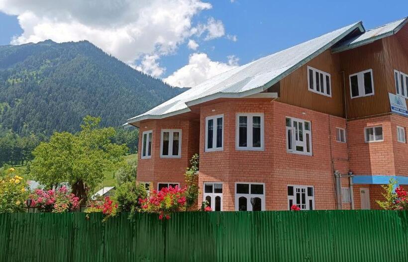 Hotel Kolahoi Heights Guest House