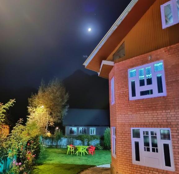 Hotel Kolahoi Heights Guest House