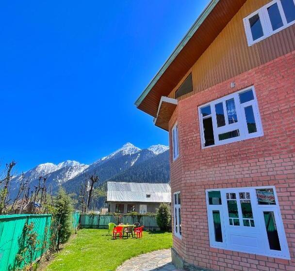 Hotel Kolahoi Heights Guest House