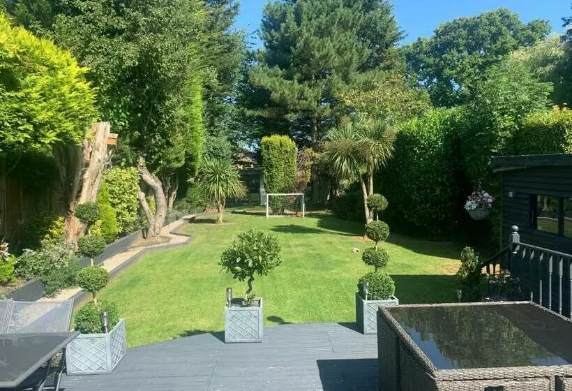 Beautiful Little Bungalow, Indoor Fireplace, & Bar