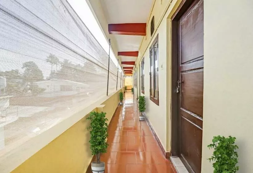 ホテル Spot On 93073 Faizalia Tourist Home