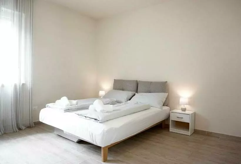Bright Studio Apartment With Free Private Parking