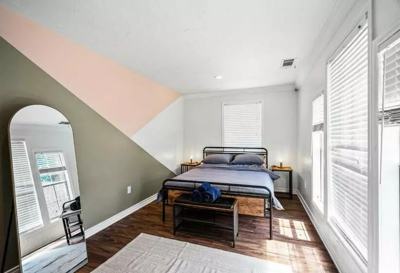 پانسیون Dallas Oak Lawn Oasis W/ Private Pool, Hot Tub