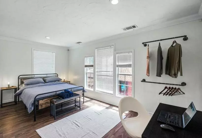 پانسیون Dallas Oak Lawn Oasis W/ Private Pool, Hot Tub