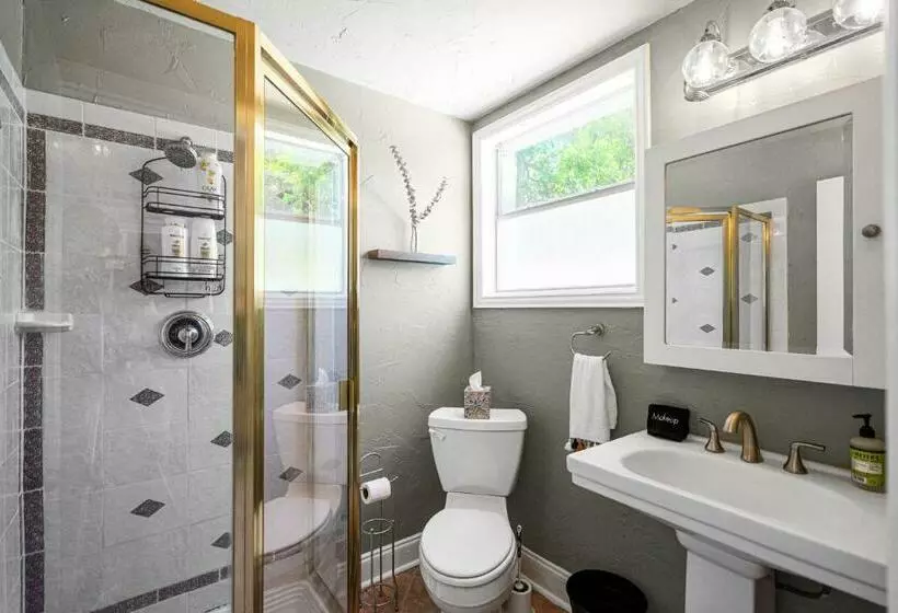 پانسیون Dallas Oak Lawn Oasis W/ Private Pool, Hot Tub