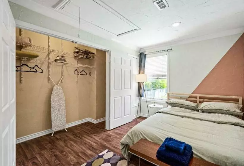 پانسیون Dallas Oak Lawn Oasis W/ Private Pool, Hot Tub