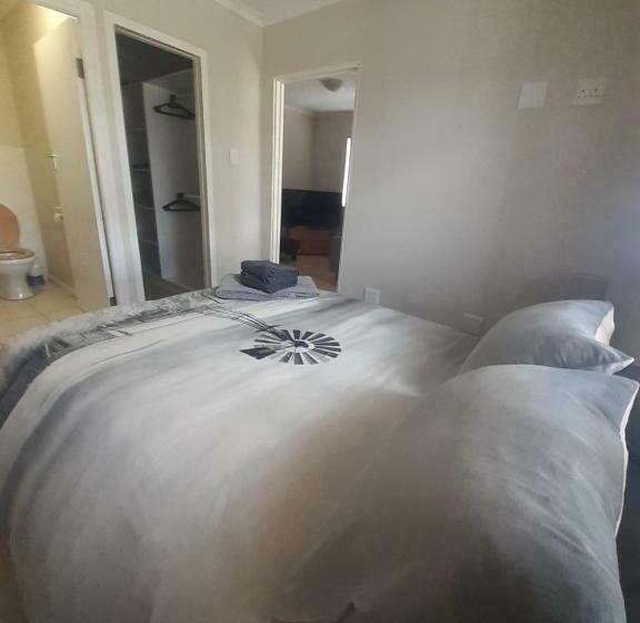 بنسيون Synergy Self Catering Cottage