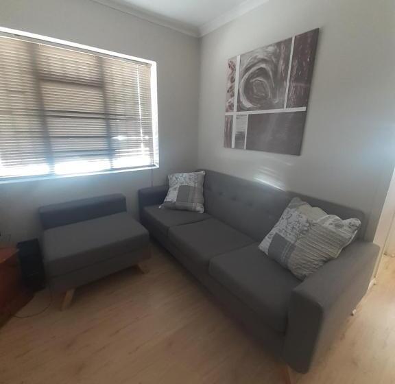 بنسيون Synergy Self Catering Cottage