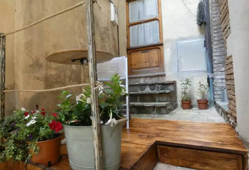 Scappo In Umbria, Nido Cruxburgi
