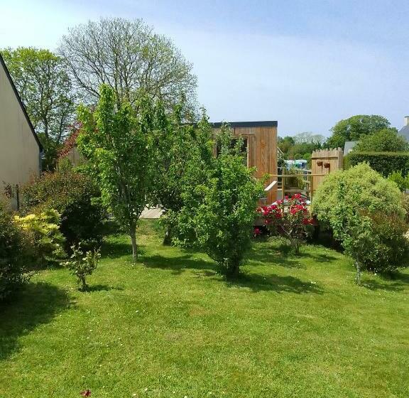 Tiny House Dans Jardin Arboré