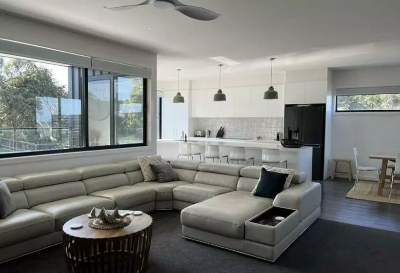 Luxury On Bayview Wifi Linen Included