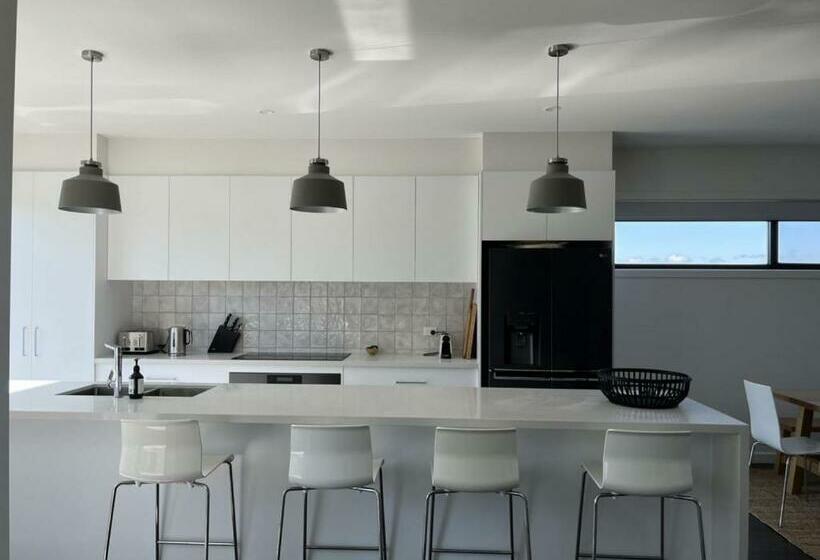 Luxury On Bayview Wifi Linen Included