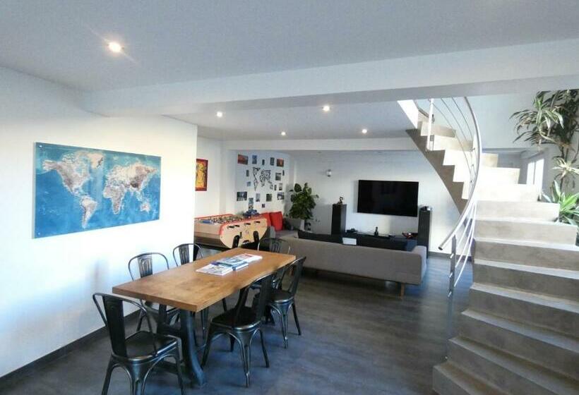 Maison Moderne Et Spacieuse Avec Piscine