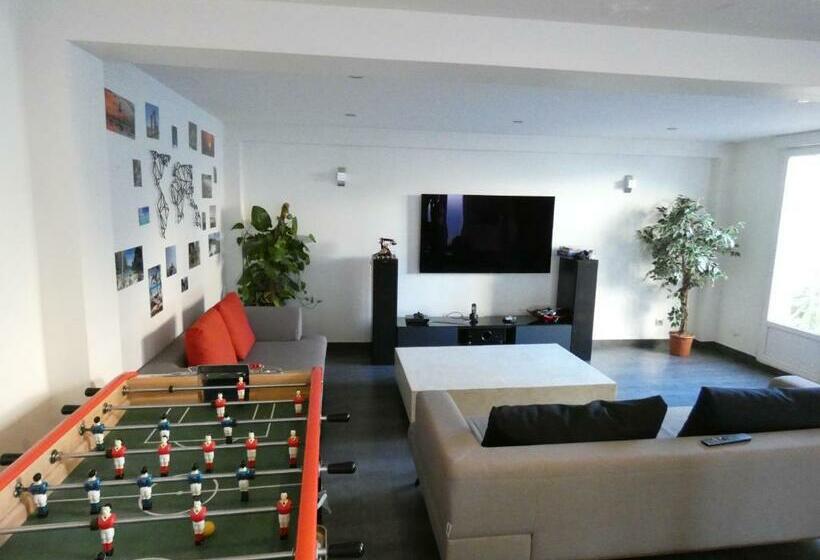 Maison Moderne Et Spacieuse Avec Piscine