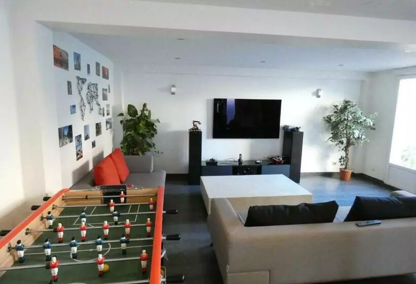 Maison Moderne Et Spacieuse Avec Piscine
