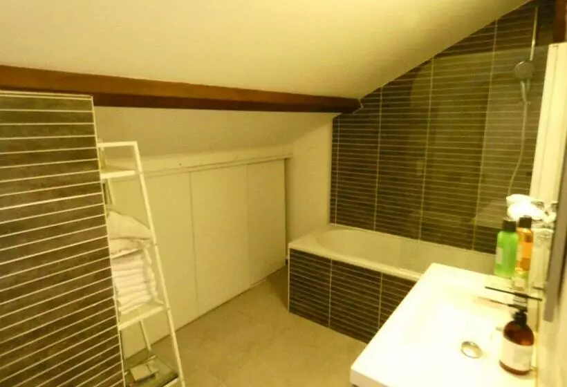 Maison Moderne Et Spacieuse Avec Piscine