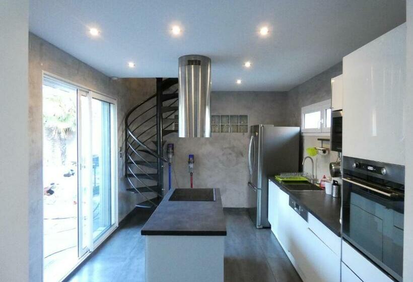 Maison Moderne Et Spacieuse Avec Piscine