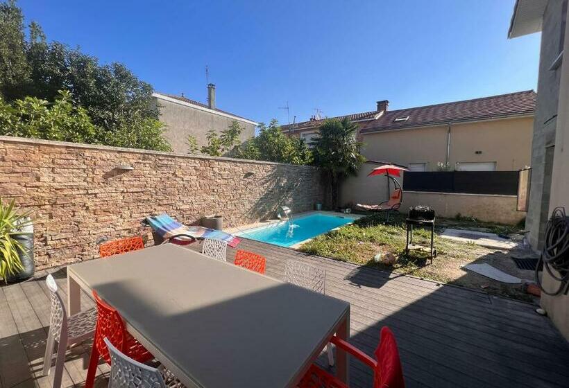 Maison Moderne Et Spacieuse Avec Piscine