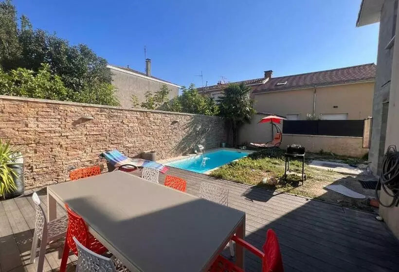 Maison Moderne Et Spacieuse Avec Piscine