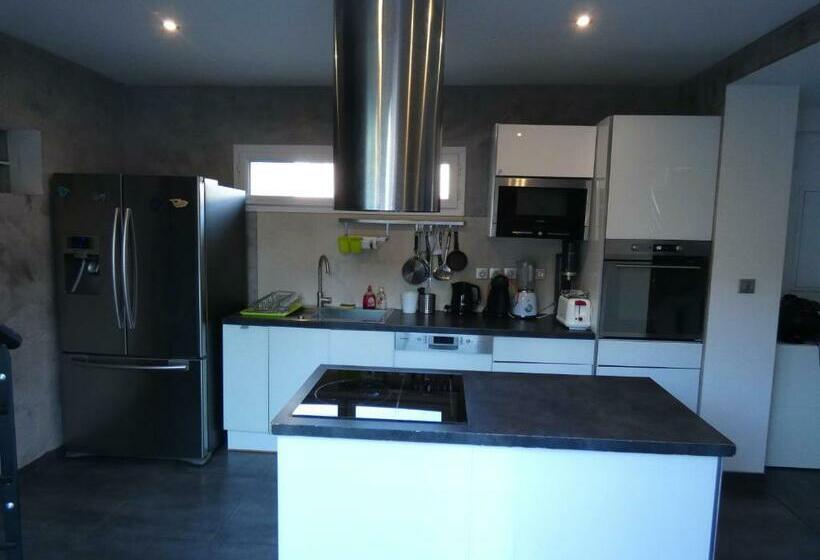 Maison Moderne Et Spacieuse Avec Piscine