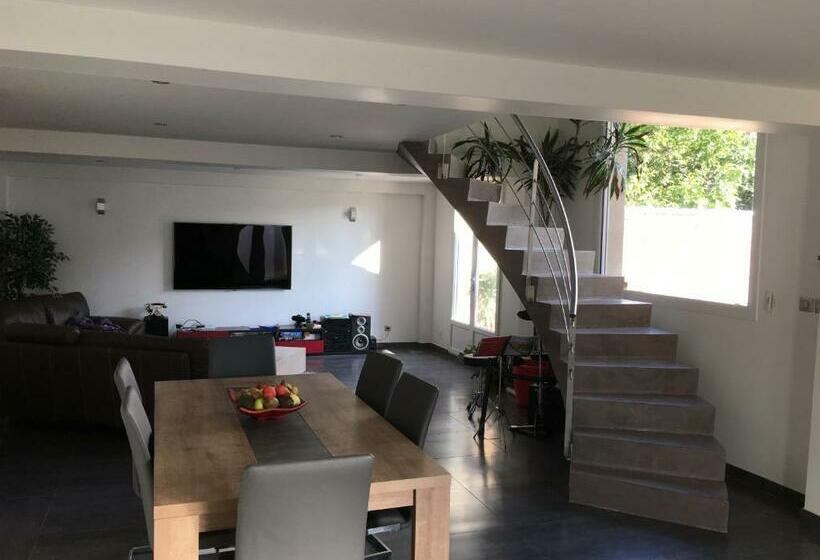 Maison Moderne Et Spacieuse Avec Piscine