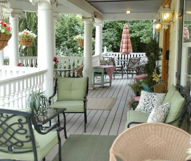 בית מלון כפרי Big Yellow Inn