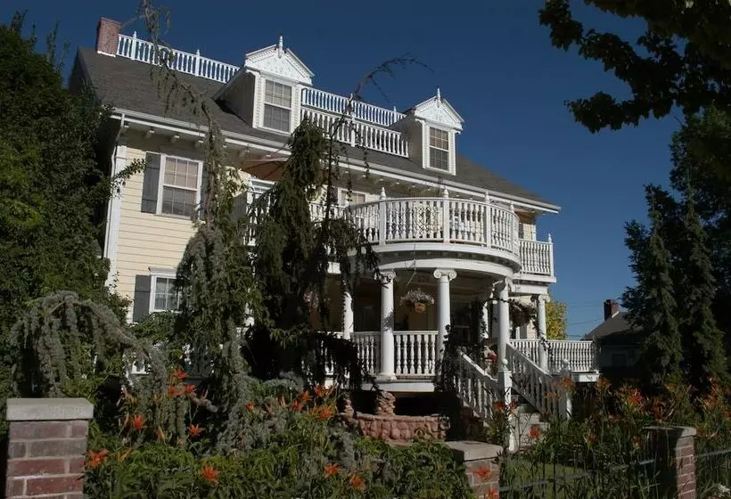 בית מלון כפרי Big Yellow Inn