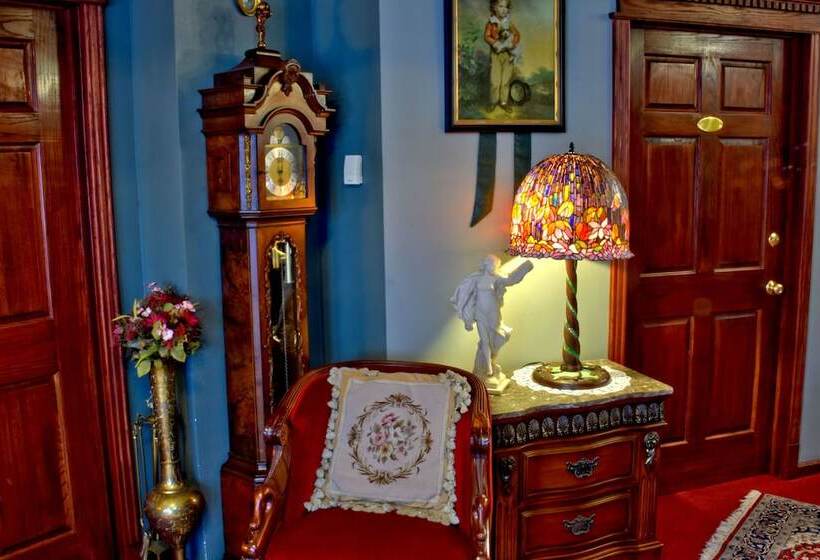 בית מלון כפרי Big Yellow Inn