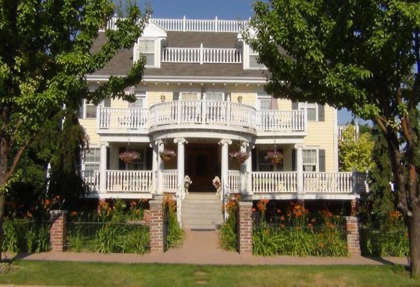 בית מלון כפרי Big Yellow Inn