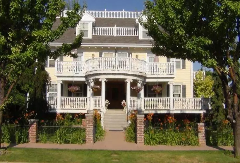 בית מלון כפרי Big Yellow Inn