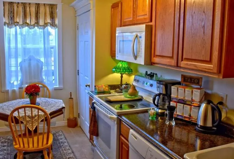 בית מלון כפרי Big Yellow Inn