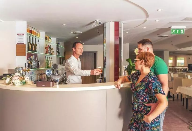 בית מלון כפרי Granada Conference, Wellness And Sport