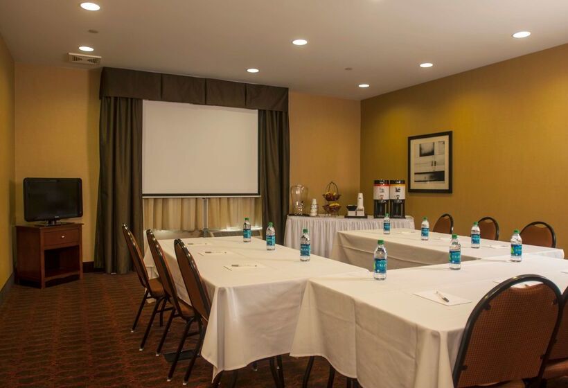 호텔 Hampton Inn Tomah