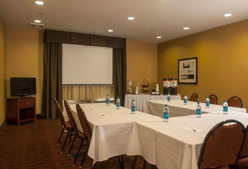 Отель Hampton Inn Tomah