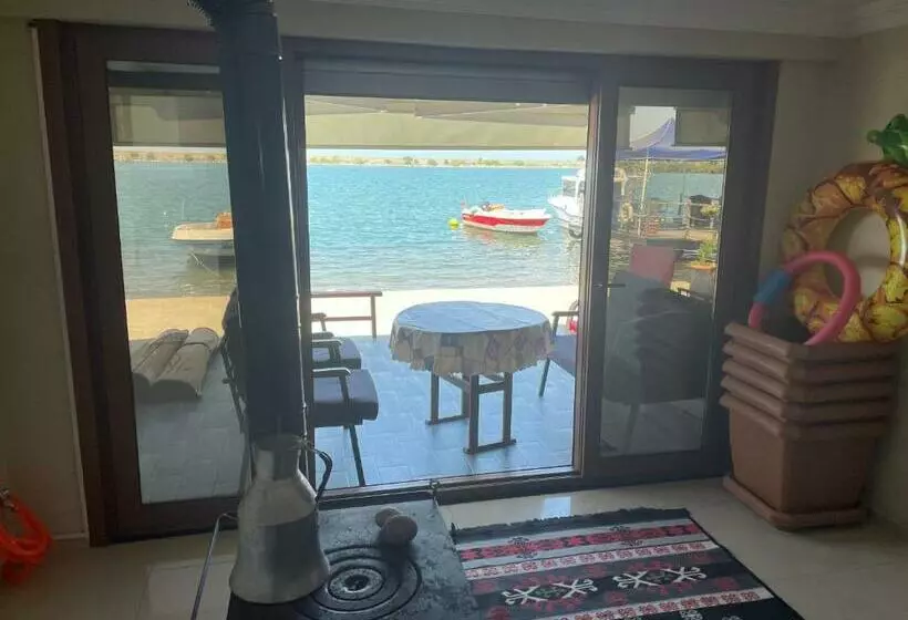Deniz Kenarı Villa