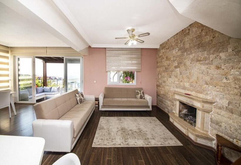 House With Amazing Sea View And Pool In Gumusluk