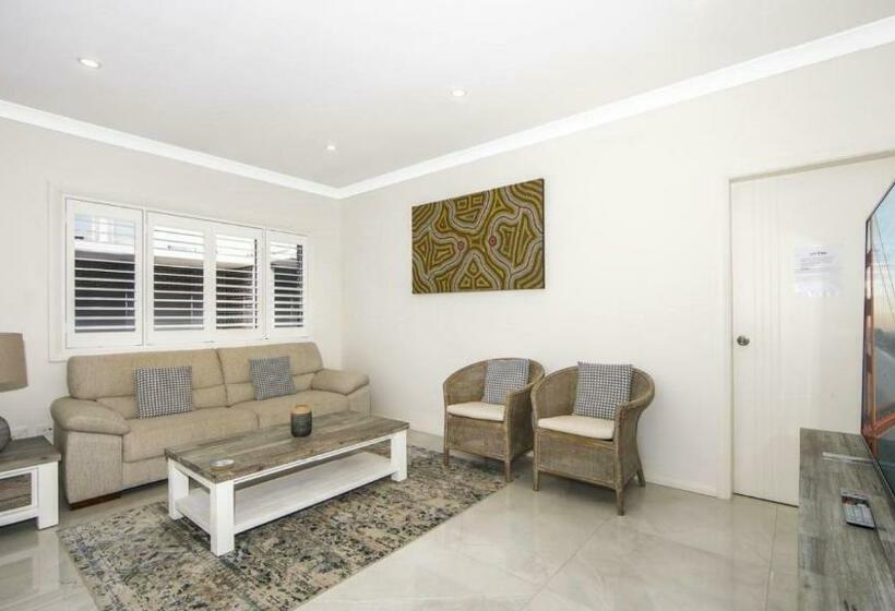 Coastline Retreat Booker Bay