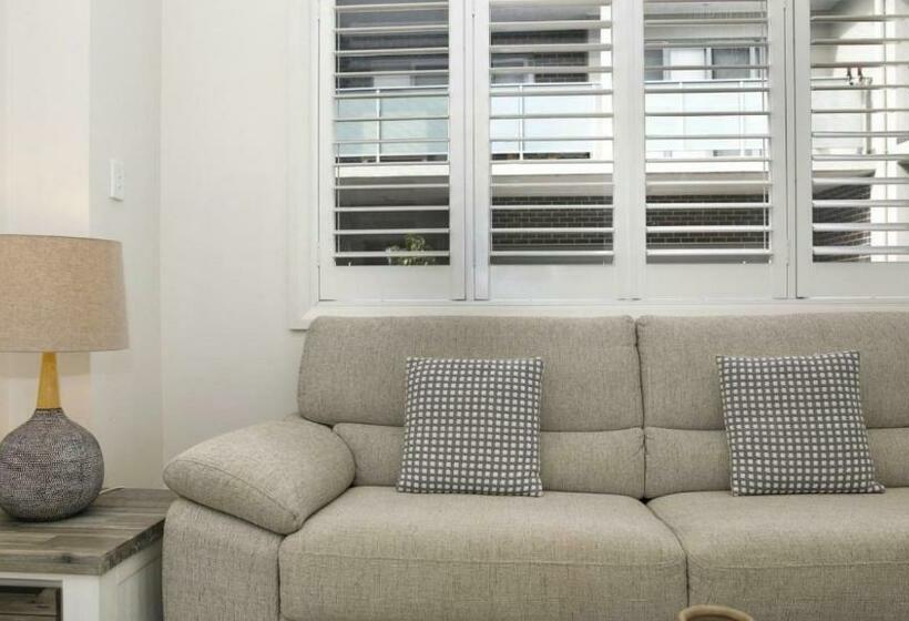 Coastline Retreat Booker Bay