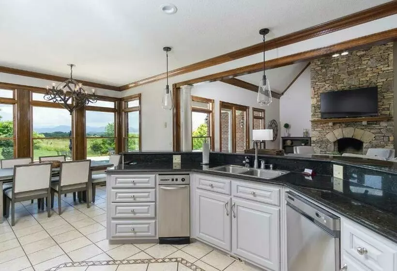 Brand New Furniture Breathtaking Views Hot Tub Pool 20 Min To Asheville