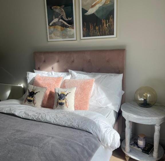 Chelsea Riverside Morden, Chic One Bed