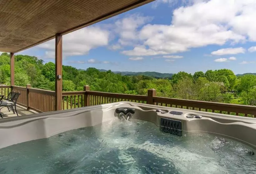 Hot Tub, Views & Game Room   20 Min To Downtown Asheville!