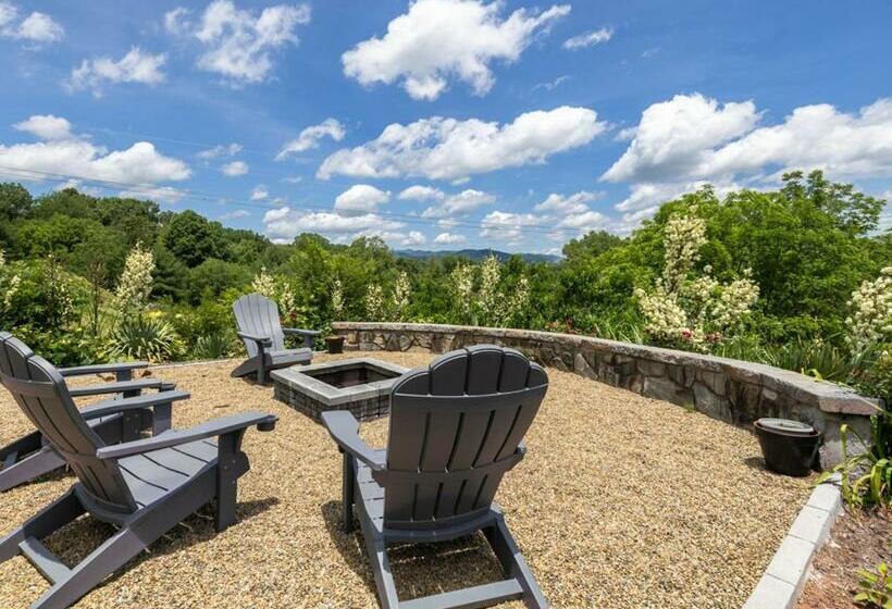 Hot Tub, Views & Game Room   20 Min To Downtown Asheville!