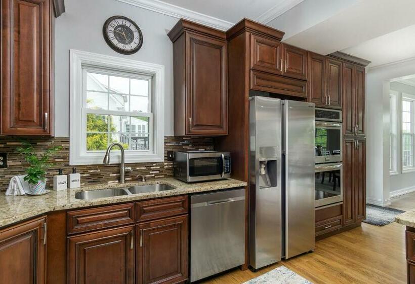 Hot Tub, Views & Game Room   20 Min To Downtown Asheville!