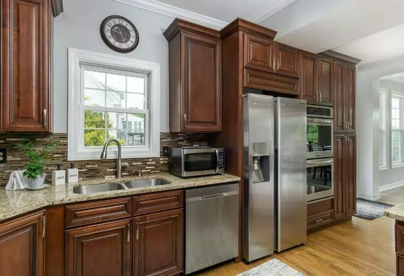 Hot Tub, Views & Game Room   20 Min To Downtown Asheville!