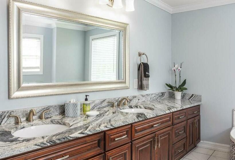 Hot Tub, Views & Game Room   20 Min To Downtown Asheville!