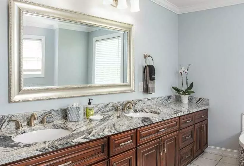 Hot Tub, Views & Game Room   20 Min To Downtown Asheville!