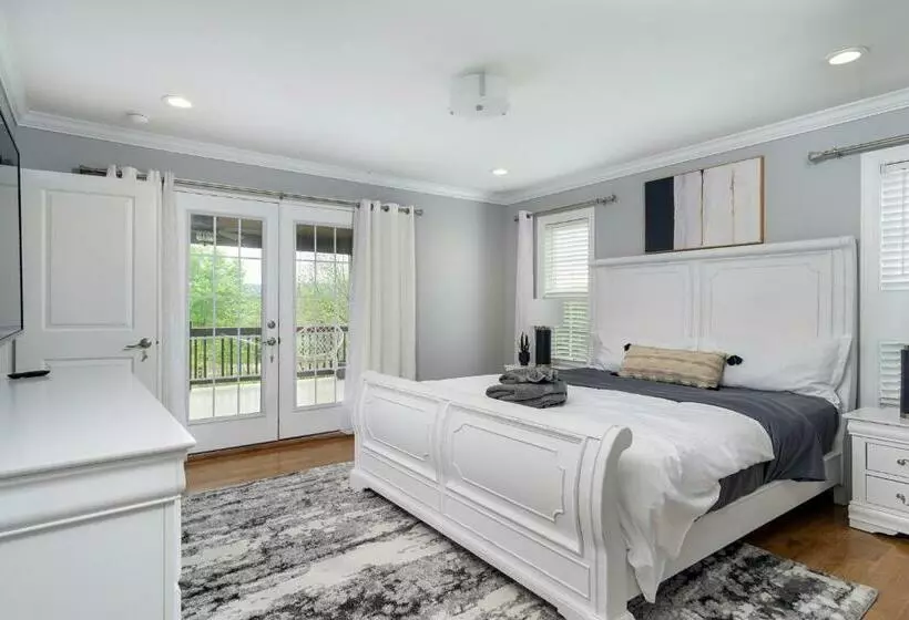 Hot Tub, Views & Game Room   20 Min To Downtown Asheville!