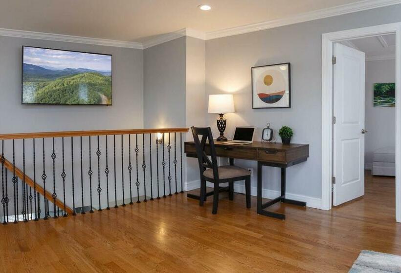 Hot Tub, Views & Game Room   20 Min To Downtown Asheville!